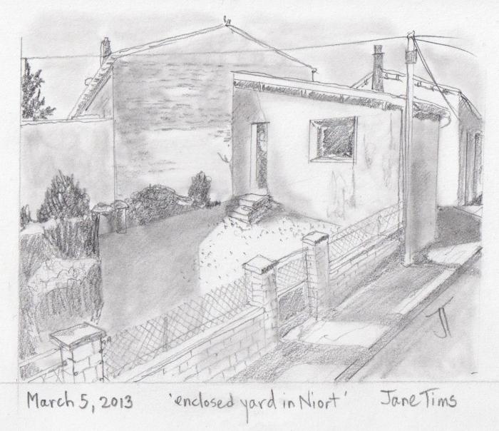 'enclosed yard in Niort'