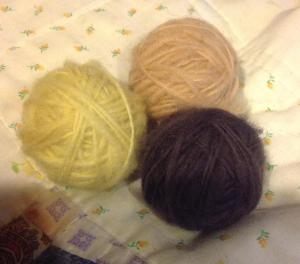 spun wool, dyed with Goldenrod (yellow), Meadowsweet (peach) and Oak leaves/iron modifier (dark brown)